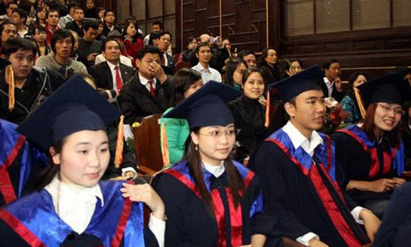 5. Tuyển thẳng người tốt nghiệp đại học loại giỏi vào công chức cấp xã Từ ngày 1/2/2012, theo quy định tại Nghị định 112/2011/NĐ-CP về công chức xã, phường, thị trấn, Chủ tịch UBND cấp huyện được xem xét, tiếp nhận không qua thi tuyển đối với người tốt nghiệp đại học đạt loại giỏi trở lên ở trong nước và đạt loại khá trở lên ở nước ngoài có chuyên môn, nghiệp vụ phù hợp với chức danh công chức cần tuyển dụng. Trường hợp khác được xem xét, tiếp nhận không qua thi tuyển công chức cấp xã là người có trình độ đào tạo từ đại học trở lên, có ít nhất 5 năm công tác (không kể thời gian tập sự, thử việc) trong ngành, lĩnh vực cần tuyển, đáp ứng được ngay yêu cầu của chức danh công chức cấp xã cần tuyển dụng. 5. Tuyển thẳng người tốt nghiệp đại học loại giỏi vào công chức cấp xã Từ ngày 1/2/2012, theo quy định tại Nghị định 112/2011/NĐ-CP về công chức xã, phường, thị trấn, Chủ tịch UBND cấp huyện được xem xét, tiếp nhận không qua thi tuyển đối với người tốt nghiệp đại học đạt loại giỏi trở lên ở trong nước và đạt loại khá trở lên ở nước ngoài có chuyên môn, nghiệp vụ phù hợp với chức danh công chức cần tuyển dụng. Trường hợp khác được xem xét, tiếp nhận không qua thi tuyển công chức cấp xã là người có trình độ đào tạo từ đại học trở lên, có ít nhất 5 năm công tác (không kể thời gian tập sự, thử việc) trong ngành, lĩnh vực cần tuyển, đáp ứng được ngay yêu cầu của chức danh công chức cấp xã cần tuyển dụng.