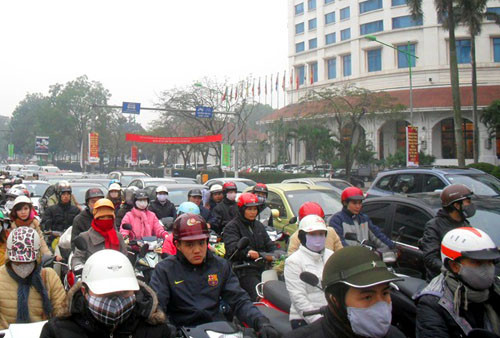 Ùn tắc giao thông vẫn diễn ra trong ngày đầu đổi giờ học, giờ làm - Ảnh: N.K Ùn tắc giao thông vẫn diễn ra trong ngày đầu đổi giờ học, giờ làm - Ảnh: N.K