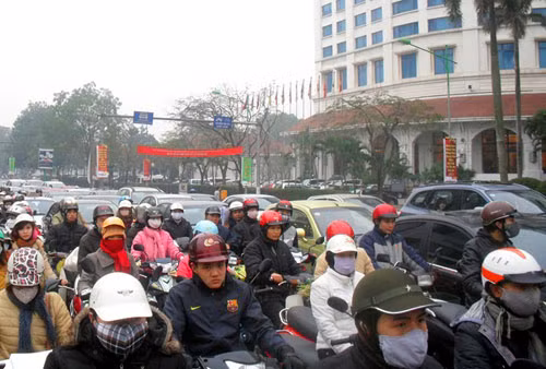 Ùn tắc giao thông vẫn diễn ra trong ngày đầu đổi giờ học, giờ làm - Ảnh: N.K Ùn tắc giao thông vẫn diễn ra trong ngày đầu đổi giờ học, giờ làm - Ảnh: N.K