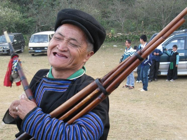 Vừa xong biểu diễn khèn