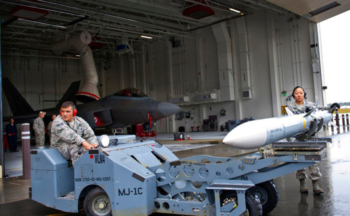 Elmendorf-Richardson, Alaska (20/8): Chuẩn bị gắn tên lửa cho tàng hình cơ F-22 tại căn cứ Không quân Elmendorf-Richardson, bang Alaska.