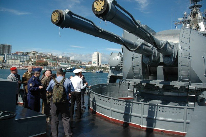 Pháo hạm 130mm AK-130 trên “sát thủ tàu sân bay” Varyag. Tuần dương hạm Varyag, soái hạm của hạm đội Thái Bình Dương Nga đóng vai trò tàu chủ nhà để đón tiếp Khu trục hạm tên lửa USS Vandegrift (FFG-48) của Hải quân Mỹ đến thăm cảng Vladivostok.