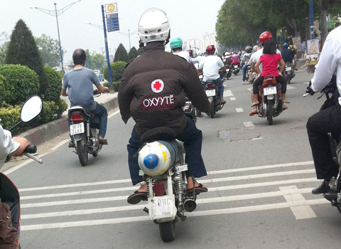 Xe "chạy bằng khí nén", chụp trên đường Trường Chinh, quận Tân Bình, TP HCM. Ảnh: Trọng Nguyên Xe "chạy bằng khí nén", chụp trên đường Trường Chinh, quận Tân Bình, TP HCM. Ảnh: Trọng Nguyên