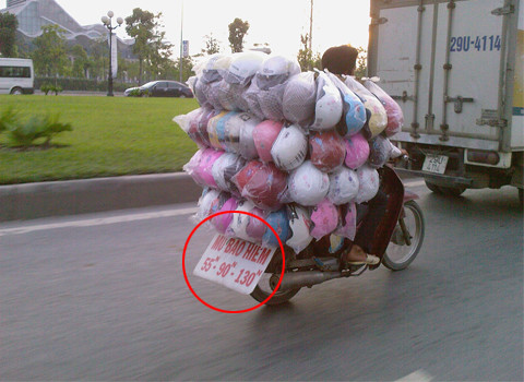 "Chiêu độc" bán mũ bảo hiểm, chụp trên đường Phạm Hùng, Hà Nội. Ảnh: Trần Huyền "Chiêu độc" bán mũ bảo hiểm, chụp trên đường Phạm Hùng, Hà Nội. Ảnh: Trần Huyền