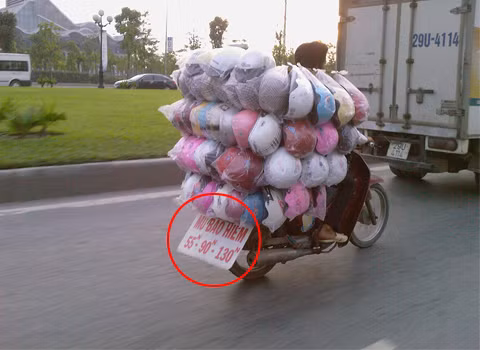 "Chiêu độc" bán mũ bảo hiểm, chụp trên đường Phạm Hùng, Hà Nội. Ảnh: Trần Huyền