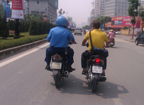 Không đội mũ bảo hiểm, dàn hàng ngang đi trên đường. Ảnh: Nguyễn Hứu Đức Không đội mũ bảo hiểm, dàn hàng ngang đi trên đường. Ảnh: Nguyễn Hứu Đức