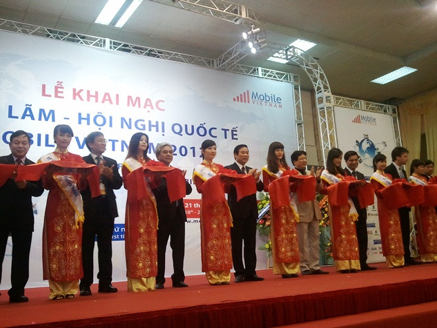 Lễ cắt băng khại mạc Mobile Vietnam 2012. Lễ cắt băng khại mạc Mobile Vietnam 2012.