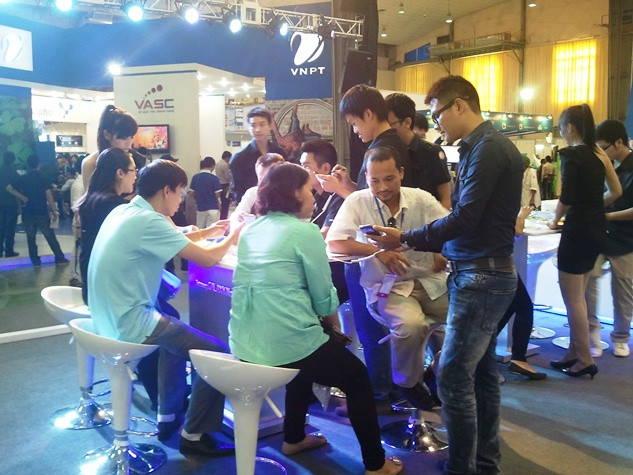 Nhiều khách hàng được giới thiệu sản phẩm tại triển lãm Mobile Vietnam 2012. Nhiều khách hàng được giới thiệu sản phẩm tại triển lãm Mobile Vietnam 2012.