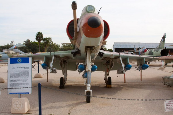 Máy bay ném bom McDonnell Douglas Skyhawk A-4H của Không quân Israel. Cuối những năm 60 và 70, McDonnell Douglas Skyhawk A-4H trở thành máy bay tấn công mặt đất chủ yếu trong cuộc Chiến tranh Tiêu hao (1967-1970) và Chiến tranh Yom Kippur (Chiến tranh tháng 10 năm 1973) Máy bay ném bom McDonnell Douglas Skyhawk A-4H của Không quân Israel. Cuối những năm 60 và 70, McDonnell Douglas Skyhawk A-4H trở thành máy bay tấn công mặt đất chủ yếu trong cuộc Chiến tranh Tiêu hao (1967-1970) và Chiến tranh Yom Kippur (Chiến tranh tháng 10 năm 1973)