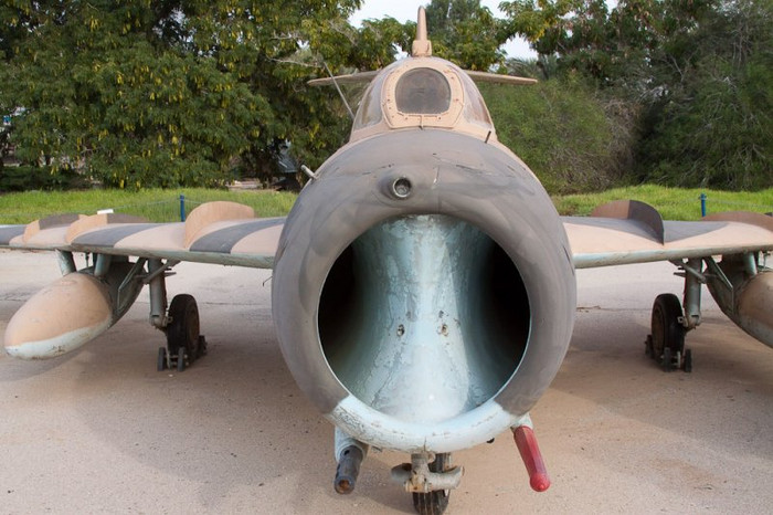 Máy bay chiến đấu Mikoyan MiG-17. Do lỗi của phi công Syria, hai máy bay MiG-17 đã lọt vào lãnh thổ Israel. Và tất nhiên, chúng đã không trở lại Máy bay chiến đấu Mikoyan MiG-17. Do lỗi của phi công Syria, hai máy bay MiG-17 đã lọt vào lãnh thổ Israel. Và tất nhiên, chúng đã không trở lại