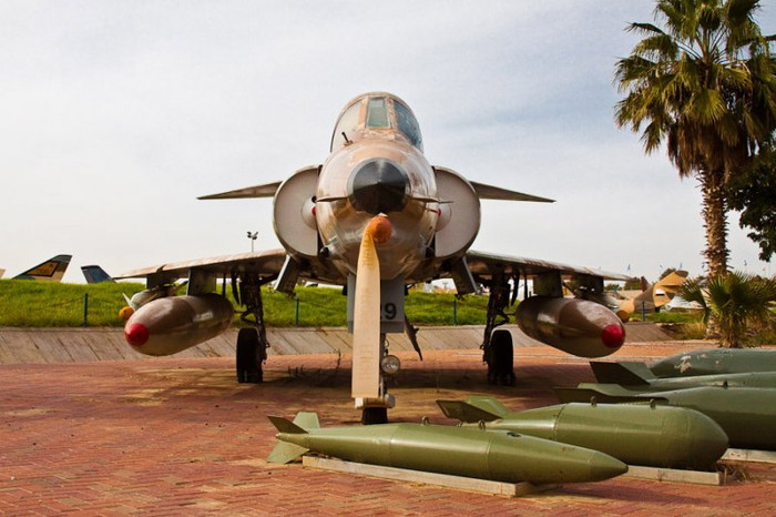 Ngay gần cửa ra vào là máy bay chiến đấu Kfir C-7 cùng với vũ khí. Kfir là một máy bay tiêm kích đa nhiệm, bay trong mọi thời tiết được Israel chế tạo. C-7 được phát triển từ nguyên mẫu Kfir trong những năm 80 của thế kỷ trước Ngay gần cửa ra vào là máy bay chiến đấu Kfir C-7 cùng với vũ khí. Kfir là một máy bay tiêm kích đa nhiệm, bay trong mọi thời tiết được Israel chế tạo. C-7 được phát triển từ nguyên mẫu Kfir trong những năm 80 của thế kỷ trước