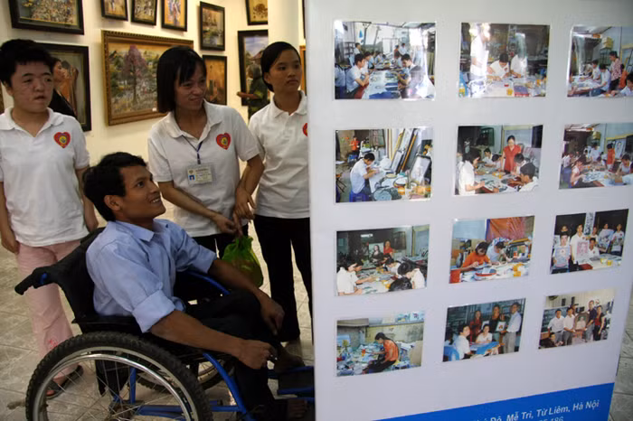 Hy vọng của Sô Phiếc đã thành hiện thực khi khóa đào tạo về tin học văn phòng đầu tiên hoàn thành đã có nhiều em khuyết tật có việc làm phù hợp với sức khỏe và khả năng của mình là làm tranh đá quý.