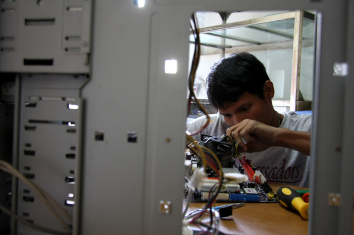 “Em nghĩ với sức khỏe của mình chỉ làm được những công việc tĩnh, nên em tìm đọc những sách về tin học để có khả năng tiếp cận với thế giới một cách nhanh nhất” - Sô Phiếp tâm sự. “Em nghĩ với sức khỏe của mình chỉ làm được những công việc tĩnh, nên em tìm đọc những sách về tin học để có khả năng tiếp cận với thế giới một cách nhanh nhất” - Sô Phiếp tâm sự.