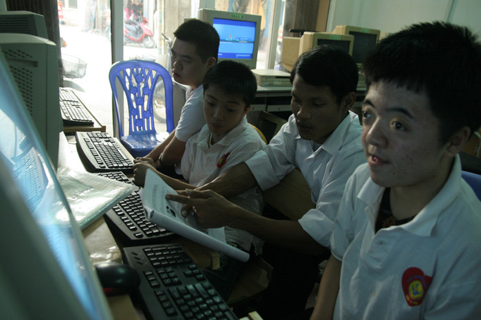 Trung tâm có 60 em. Em thì mồ côi, em thì khuyết tật di căn từ người cha nhiễm chất độc dioxin đã trở thành những cô, cậu học trò dễ thương đối với Sô Phiếp. Trung tâm có 60 em. Em thì mồ côi, em thì khuyết tật di căn từ người cha nhiễm chất độc dioxin đã trở thành những cô, cậu học trò dễ thương đối với Sô Phiếp.