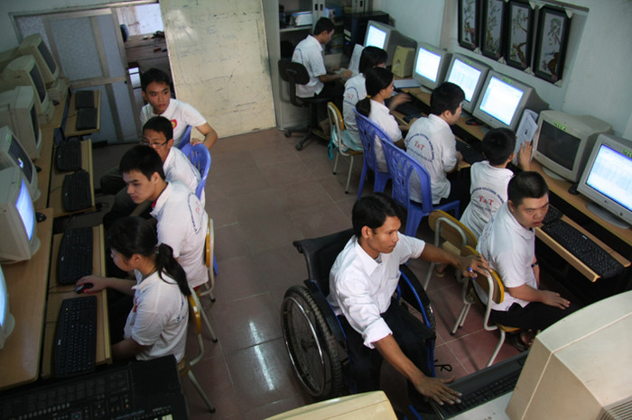 Xiêng Sô Phiếp bị bại liệt từ khi 17 tháng tuổi. Tình cờ, em được Quỹ từ thiện của Ấn Độ tài trợ học lớp IT (lập trình công nghệ thông tin) rồi ở lại Hà Nội mưu sinh. Xiêng Sô Phiếp bị bại liệt từ khi 17 tháng tuổi. Tình cờ, em được Quỹ từ thiện của Ấn Độ tài trợ học lớp IT (lập trình công nghệ thông tin) rồi ở lại Hà Nội mưu sinh.