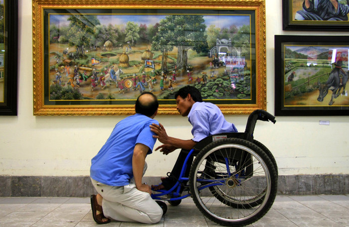 Một khách người Nhật Bản tham quan triễn lãm: Tranh đá quý – Quà tặng từ thiên nhiên - bất ngờ khi biết những bức tranh đá quý tinh xảo ấy lại được làm từ những số phận chịu nhiều thiệt thòi như Sô Phiếc. Một khách người Nhật Bản tham quan triễn lãm: Tranh đá quý – Quà tặng từ thiên nhiên - bất ngờ khi biết những bức tranh đá quý tinh xảo ấy lại được làm từ những số phận chịu nhiều thiệt thòi như Sô Phiếc.