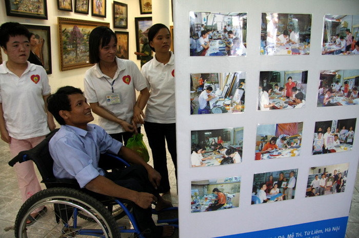 Hy vọng của Sô Phiếc đã thành hiện thực khi khóa đào tạo về tin học văn phòng đầu tiên hoàn thành đã có nhiều em khuyết tật có việc làm phù hợp với sức khỏe và khả năng của mình là làm tranh đá quý. Hy vọng của Sô Phiếc đã thành hiện thực khi khóa đào tạo về tin học văn phòng đầu tiên hoàn thành đã có nhiều em khuyết tật có việc làm phù hợp với sức khỏe và khả năng của mình là làm tranh đá quý.