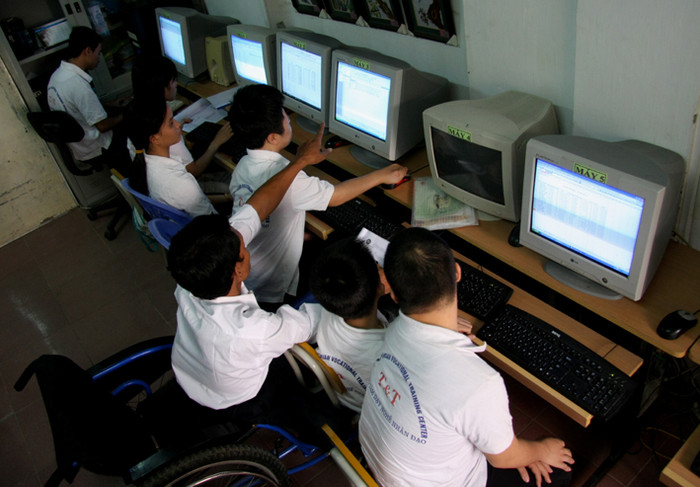 Với trình độ về tin học của Sê Phiếp, em đã đảm nhiệm làm giảng viên lớp tin học dành cho trẻ em khuyết tật T&T và quản trị mạng cho trung tâm với mức hỗ trợ 500 nghìn đồng/tháng. Ở nơi này, em đã tìm thấy hạnh phúc khi được làm công việc mình yêu thích. Với trình độ về tin học của Sê Phiếp, em đã đảm nhiệm làm giảng viên lớp tin học dành cho trẻ em khuyết tật T&T và quản trị mạng cho trung tâm với mức hỗ trợ 500 nghìn đồng/tháng. Ở nơi này, em đã tìm thấy hạnh phúc khi được làm công việc mình yêu thích.