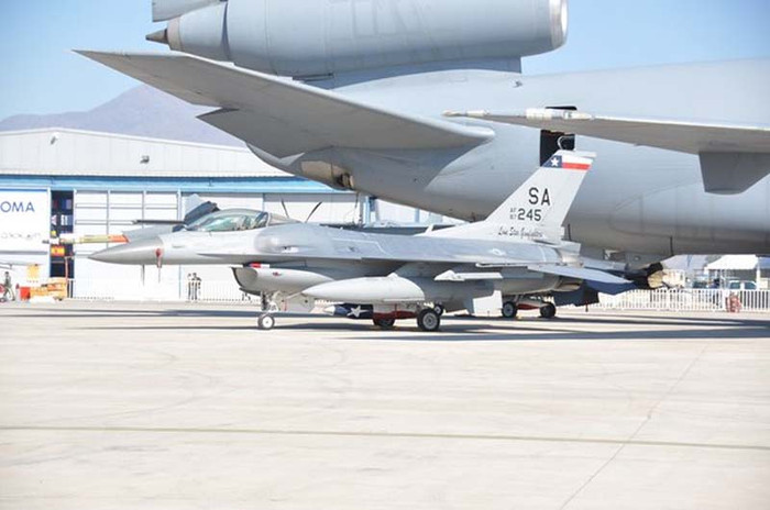 Tiêm kích Lockheed Martin F-16CJ Fighting Falcon (số hiệu 87-0245) thuộc phi đội máy bay chiến đấu 182, Không quân Hoa Kỳ. Tiêm kích Lockheed Martin F-16CJ Fighting Falcon (số hiệu 87-0245) thuộc phi đội máy bay chiến đấu 182, Không quân Hoa Kỳ.