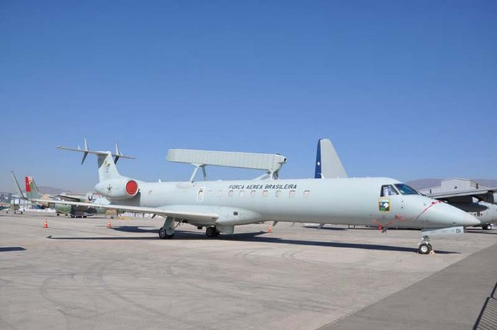 Máy bay E-99 (Embraer ERJ-145AEW & C, số hiệu 6701) thuộc phi đội 2, lữ đoàn 6, Không quân Brazil. Máy bay E-99 (Embraer ERJ-145AEW & C, số hiệu 6701) thuộc phi đội 2, lữ đoàn 6, Không quân Brazil.