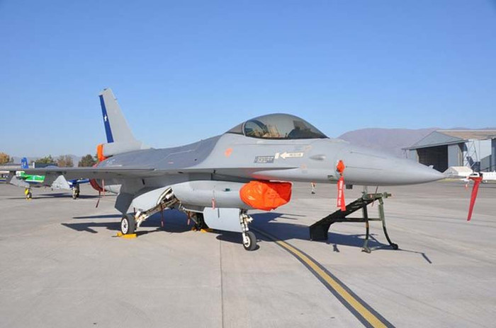 Máy bay chiến đấu Lockheed Martin F-16AM Fighting Falcon (số hiệu 745) của phi đội số 5 thuộc Lữ đoàn bay số 5, Không quân Chile. Đây là máy bay chiến đấu được Chile mua lại của Hà Lan vào năm 2007 (số hiệu J-203). Máy bay chiến đấu Lockheed Martin F-16AM Fighting Falcon (số hiệu 745) của phi đội số 5 thuộc Lữ đoàn bay số 5, Không quân Chile. Đây là máy bay chiến đấu được Chile mua lại của Hà Lan vào năm 2007 (số hiệu J-203).
