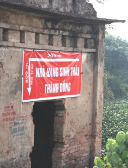 Lối vào nhà hàng sinh thái. Lối vào nhà hàng sinh thái.