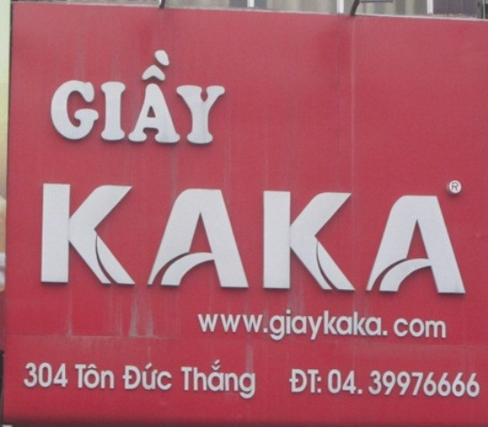 Cửa hàng giầy Kaka - một cầu thủ người Brazil. Cửa hàng giầy Kaka - một cầu thủ người Brazil.