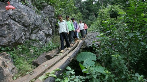 Một trong số những cây cầu chênh vênh bên miệng vực.