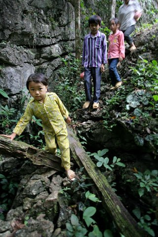 Qua những đoạn hiểm trở, những em lớn hơn luôn để mắt đến Sinh.