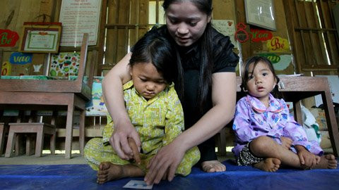 Sau gần 1 giờ cực nhọc leo núi, vượt rừng Lý Thị Sinh mới đến được lớp mẫu giáo để cùng được học, được giao lưu với cô giáo và 8 bạn cùng lớp.