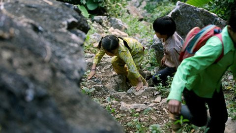 Phải dùng cả hai tay mới leo được qua nhiều đoạn núi đá hiểm trở.