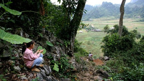 Nghỉ lấy sức trước khi xuống núi vào lớp học.