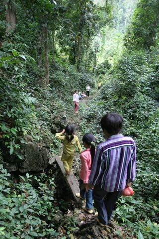 Vì bé nhất nên Lý Thị Sinh luôn được các anh chị sắp xếp đi ở giữa đoàn để dễ trông coi.