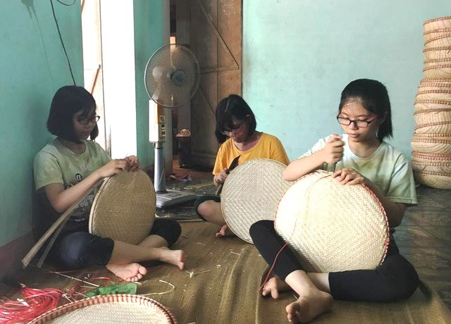 Để giúp đỡ bố mẹ đỡ vất vả, ba chị em Dương - Thùy - Linh lại tranh thủ làm mây tre đan. Ảnh: Ngọc Lê. Để giúp đỡ bố mẹ đỡ vất vả, ba chị em Dương - Thùy - Linh lại tranh thủ làm mây tre đan. Ảnh: Ngọc Lê.