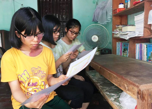 Ba chị em Dương - Thùy - Linh đều học rất giỏi, năm nào cũng có thành tích cao và giấy khen. Khi đạt điểm cao trong kỳ thi Trung học phổ thông Quốc Gia, xen lẫn niềm vui là nỗi lo của bố mẹ các em về việc chu cấp cho con ăn học. Ảnh: Ngọc Lê. Ba chị em Dương - Thùy - Linh đều học rất giỏi, năm nào cũng có thành tích cao và giấy khen. Khi đạt điểm cao trong kỳ thi Trung học phổ thông Quốc Gia, xen lẫn niềm vui là nỗi lo của bố mẹ các em về việc chu cấp cho con ăn học. Ảnh: Ngọc Lê.