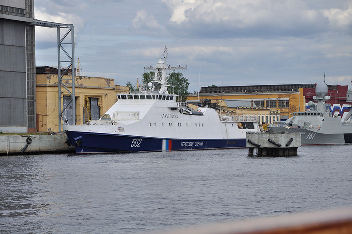 Tuần tra hạm Brilliant và pháo hạm Volgodonsk.