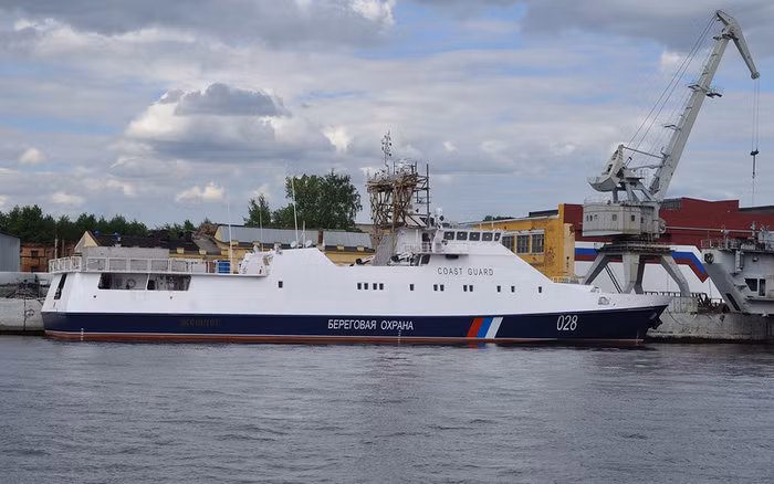 Zhemchug có lượng giãn nước 630 tấn, chiều dài 62,5 m, sử dụng động cơ diesel cho phép tàu đạt tốc độ tối đa 21 hải lý. Tàu có thể bơi ở chế độ tự động 60 ngày đêm. Thủy thủ đoàn 64 người. Vũ khí: 1 x 30 mm AV AK-630 , 2 x 12,7 mm Kord, tên lửa đối hạm Kh-35 Uran.