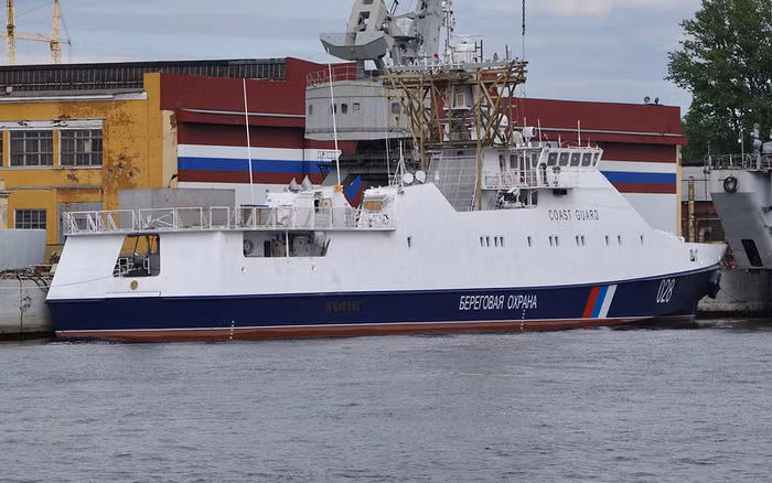 Tàu tuần tra biên giới “Ngọc trai” Zhemchug (số hiệu nhà máy 503) project 22460 tại nhà máy đóng tàu Almaz. Lưu ý rằng, số hiệu ghi trên thân tàu Zhemchug không trùng với số hiệu nhà máy của nó. “Ngọc trai” Zhemchug khi hạ thủy mang số hiệu thân tàu 028.
