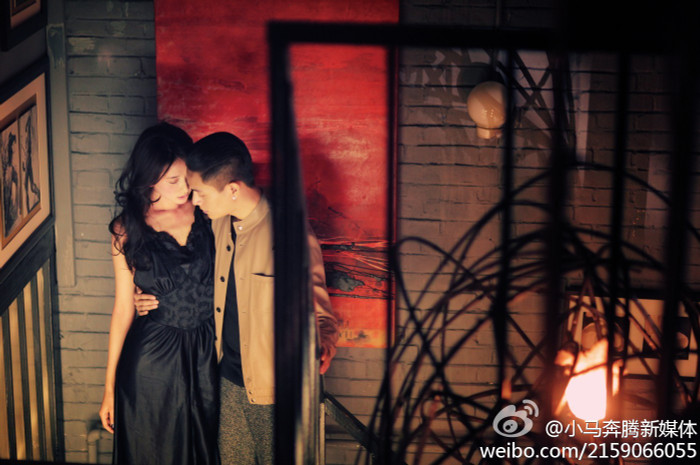 Ông giải thích:“Trong cuộc sống hiện đại ngày nay, các cô gái thường không có cảm giác an toàn, chúng tôi không bênh vực cho tình yêu vật chất hiện nay nhưng cũng không thể bỏ qua vấn đề đó được Đây là câu chuyện về tình yêu như thế". Ông giải thích:“Trong cuộc sống hiện đại ngày nay, các cô gái thường không có cảm giác an toàn, chúng tôi không bênh vực cho tình yêu vật chất hiện nay nhưng cũng không thể bỏ qua vấn đề đó được Đây là câu chuyện về tình yêu như thế".