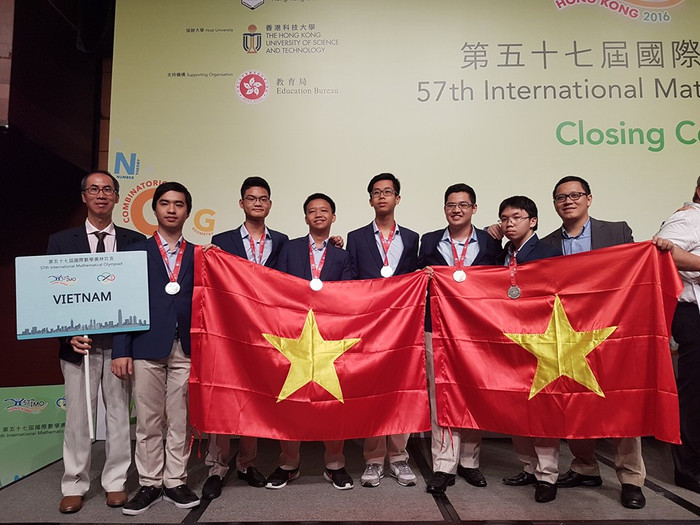 Em Vũ Đức Tài cùng đoàn Việt Nam tại kỳ thi Olympic Toán Quốc tế năm 2016. Ảnh: Nhân vật cung cấp.