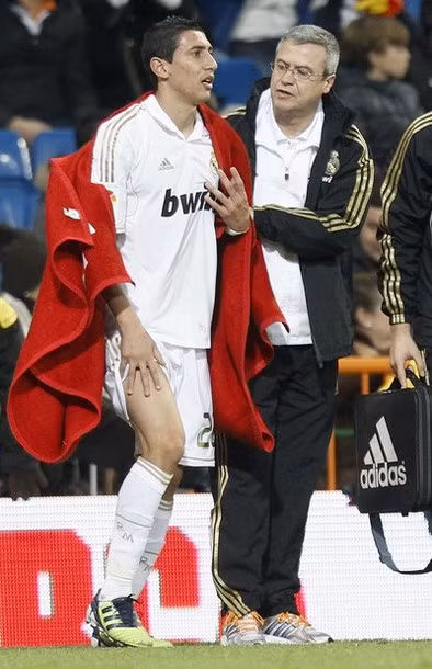 Khi tiền vệ Di Maria không thể thi đấu do tái phát chấn thương.