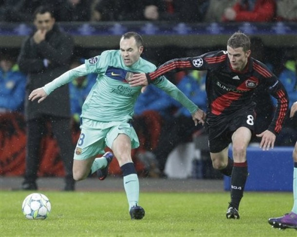 Iniesta bị kèm chặt. Iniesta bị kèm chặt.