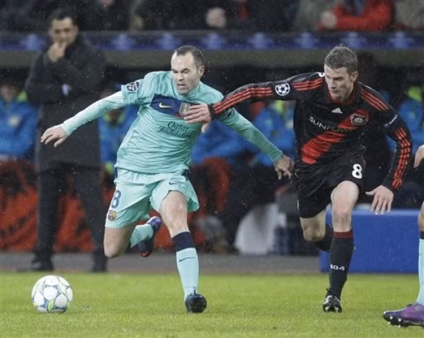 Iniesta bị kèm chặt.