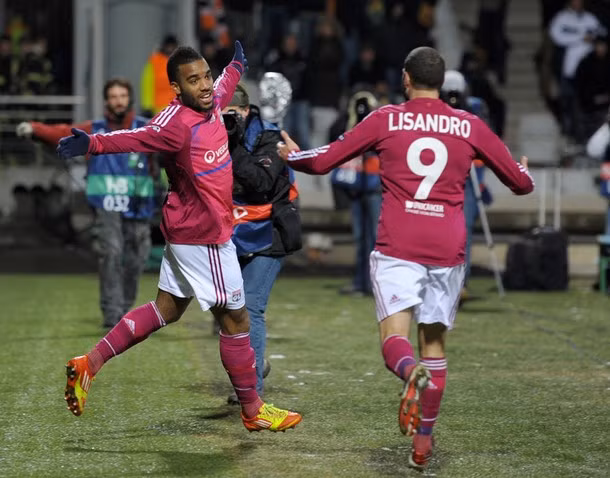 Buộc phải chịu bàn thua từ sự xuất sắc của tiền đạo Alexandre Lacazette.