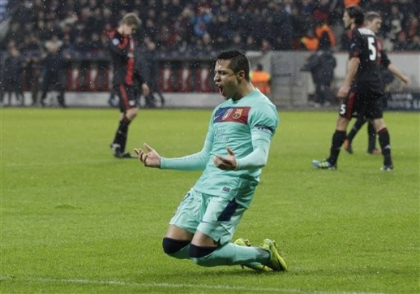 Anh hoàn tất cú đúp. Anh hoàn tất cú đúp.