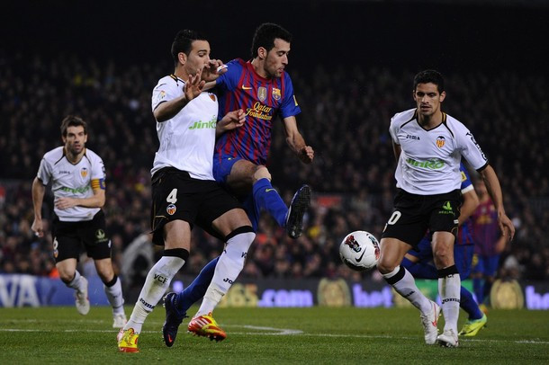 Trận đấu diễn ra khá hấp dẫn ngay sau tiếng còi khai cuộc. Trận đấu diễn ra khá hấp dẫn ngay sau tiếng còi khai cuộc.