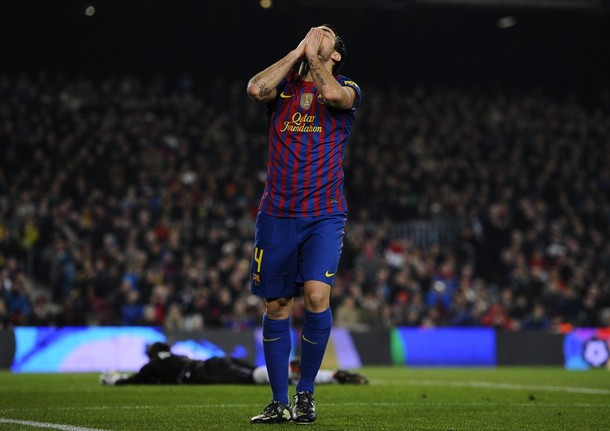 Fabregas tiếc nuối sau cú ngã người volley đưa bóng đi chạm xà ngang. Fabregas tiếc nuối sau cú ngã người volley đưa bóng đi chạm xà ngang.