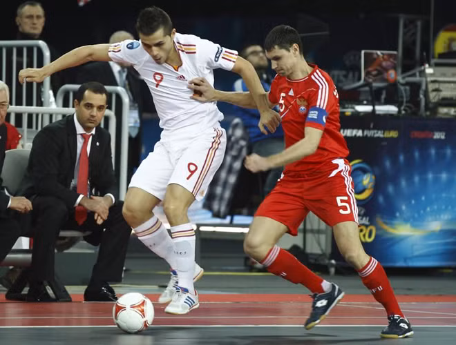 Trận chung kết bóng đá trong nhà giải vô địch châu Âu diễn ra giữa Tây Ban Nha và Nga.