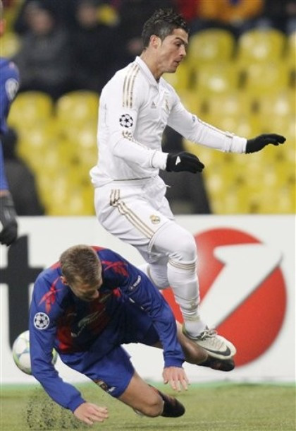 Tả xung hữu đột.