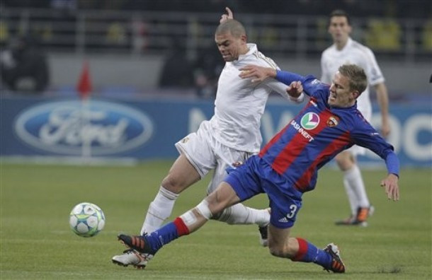 Dưới cái lạnh 0 độ C, trận đấu vẫn diển ra rất quyết liệt.